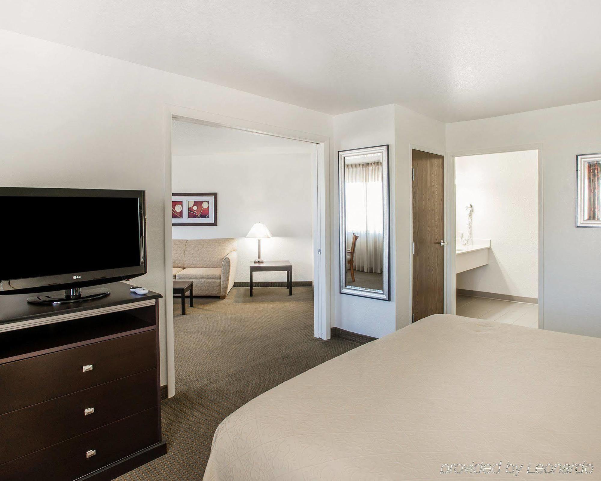 Quality Inn & Suites Denver International Airport Exterior photo