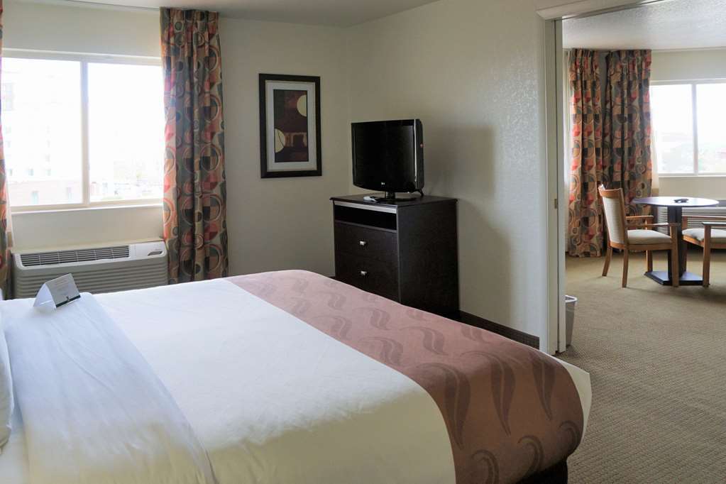 Quality Inn & Suites Denver International Airport Room photo